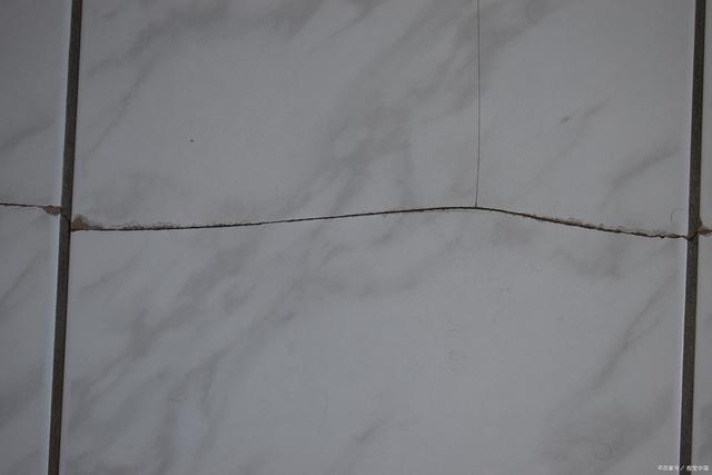 墙砖裂开怎么处理(墙砖裂开怎么处理好)