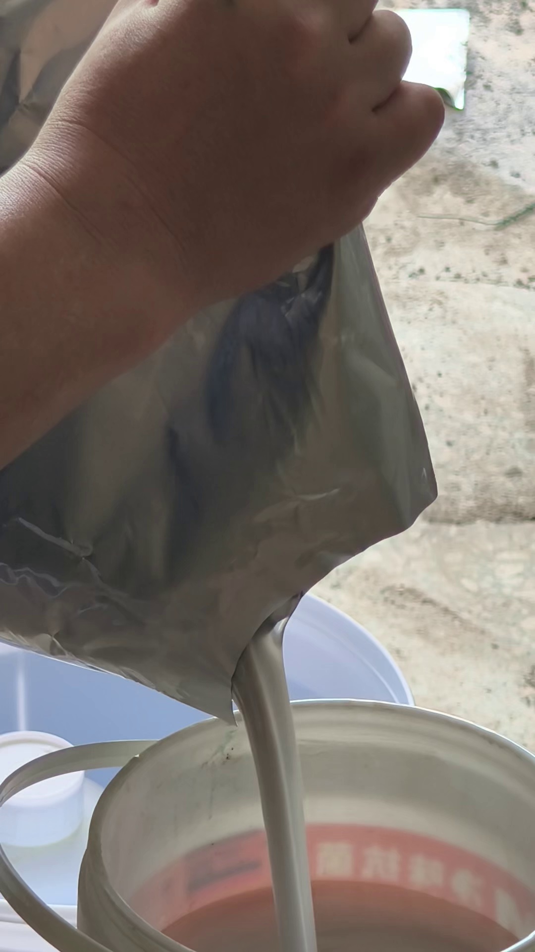 瓷砖空鼓灌胶水有用吗多少钱(瓷砖空鼓灌胶水有用吗多少钱一吨)