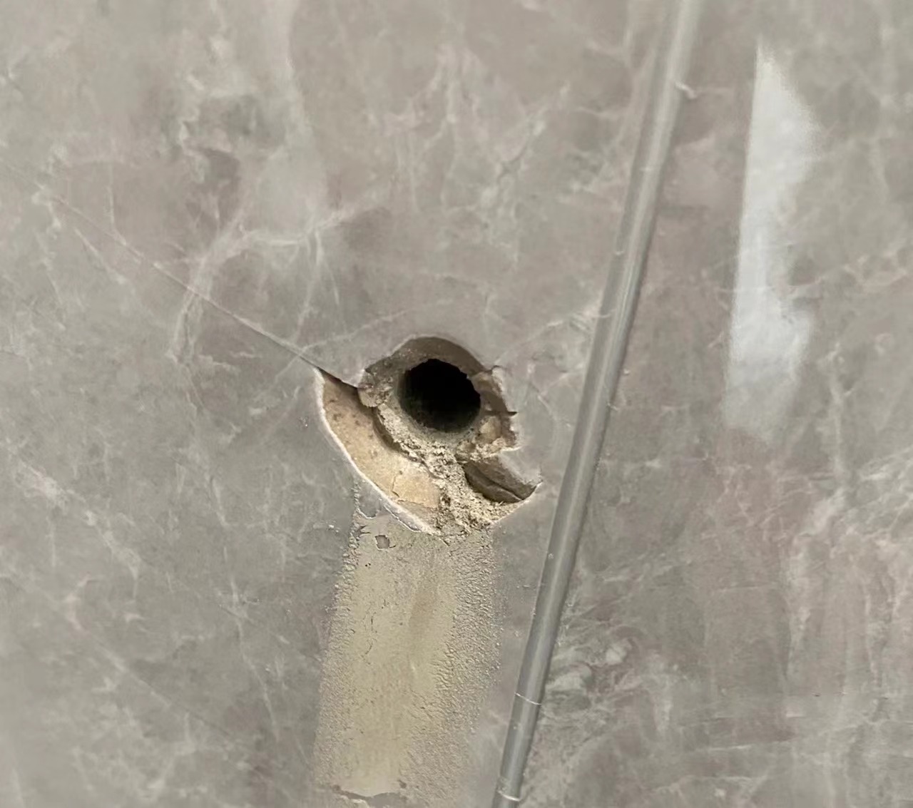 墙砖打孔裂了怎么办呢(瓷砖打孔打裂了用什么修复下)