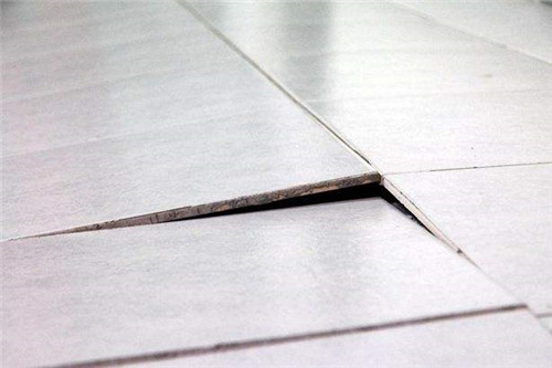 家里的墙砖翘起来了怎么修补视频讲解(家里的墙砖翘起来了怎么修补视频讲解图片)