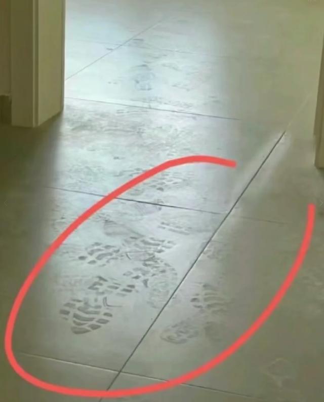 墙壁瓷砖翘起(墙壁瓷砖翘起怎么办)