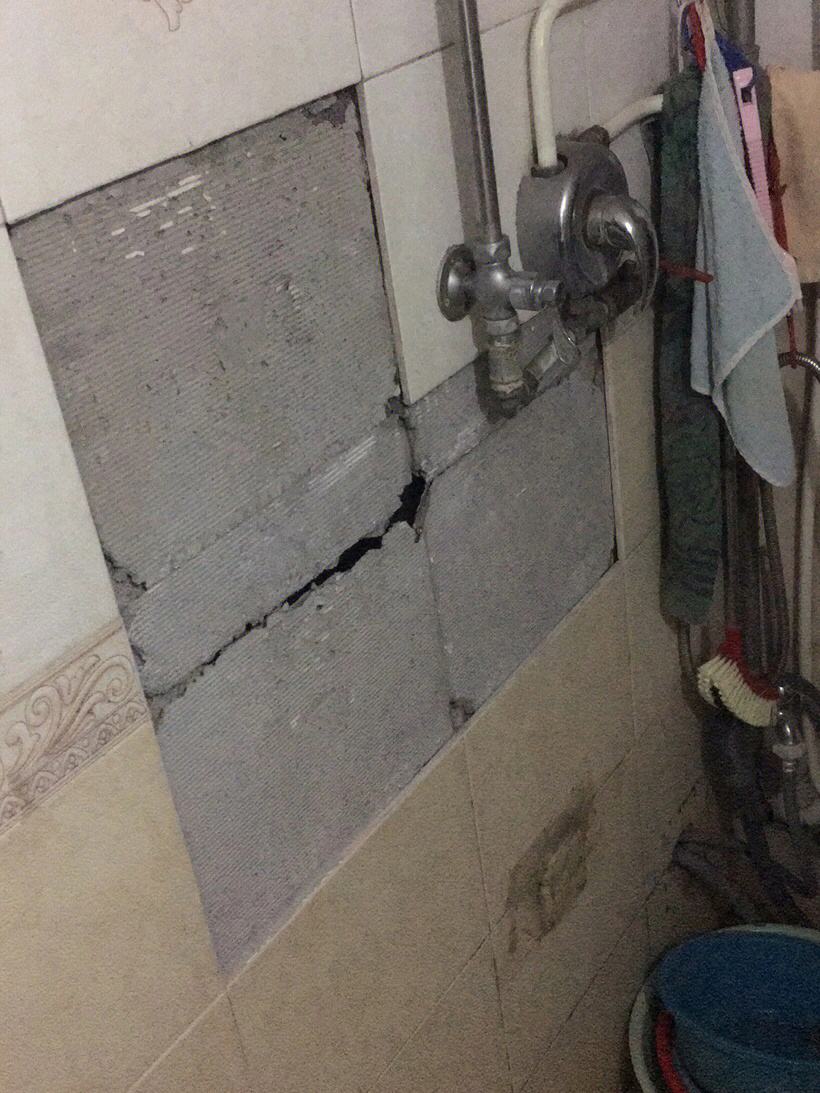 瓷砖脱落前有哪些表现(瓷砖脱落会会有什么安全隐患)