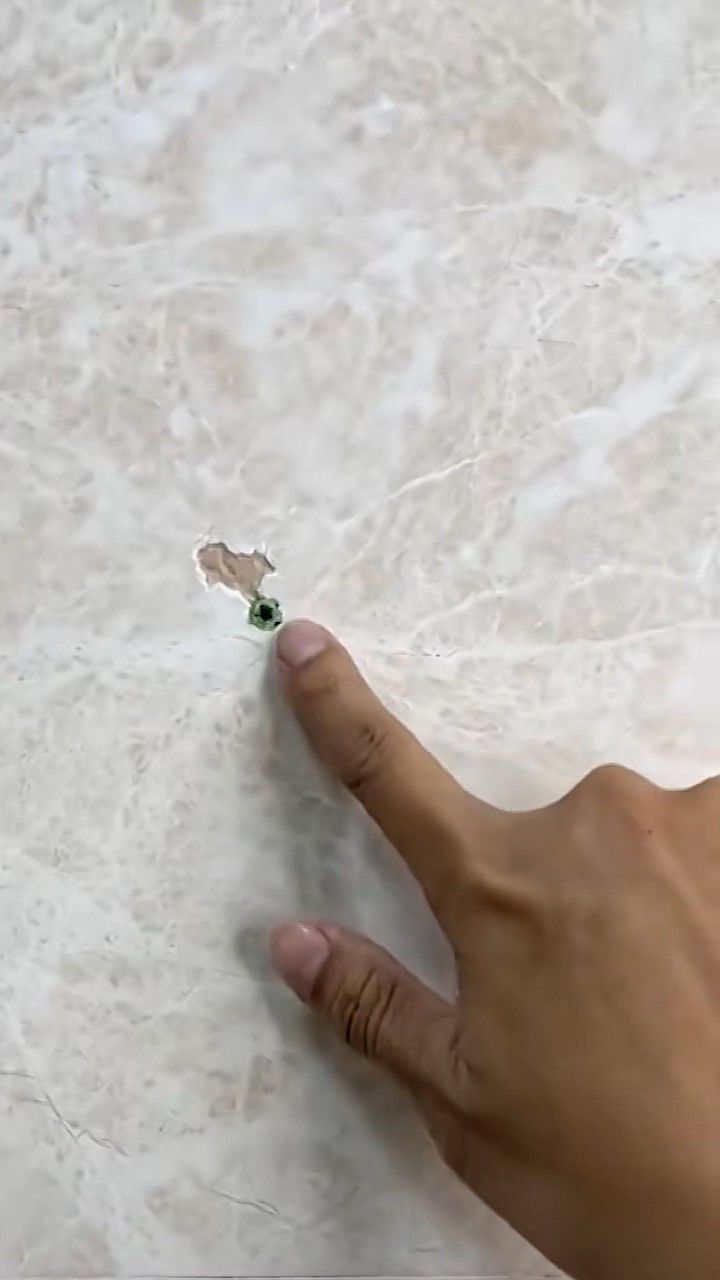 墙面瓷砖打孔留下的孔怎么补救视频(墙面瓷砖打孔留下的孔怎么补救视频教程)
