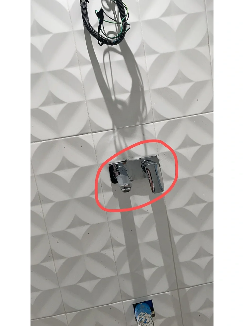 墙砖上打的孔怎么办视频(墙砖上打的孔怎么办视频讲解)